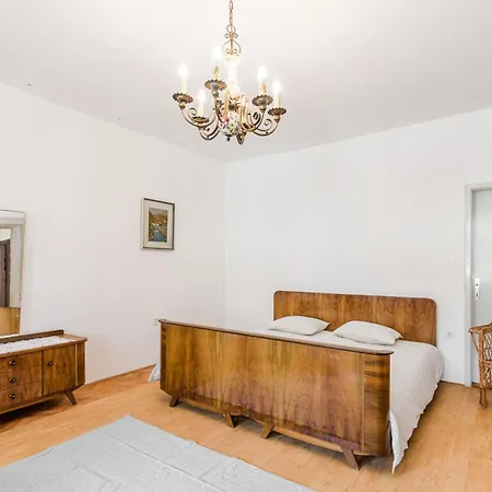 Hisa Vuga * טולמין